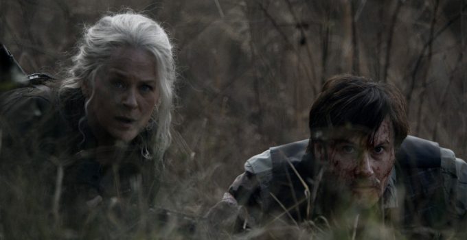 Carol e Lance escondidos no mato em cena do episódio 20 da 11ª temporada de The Walking Dead.