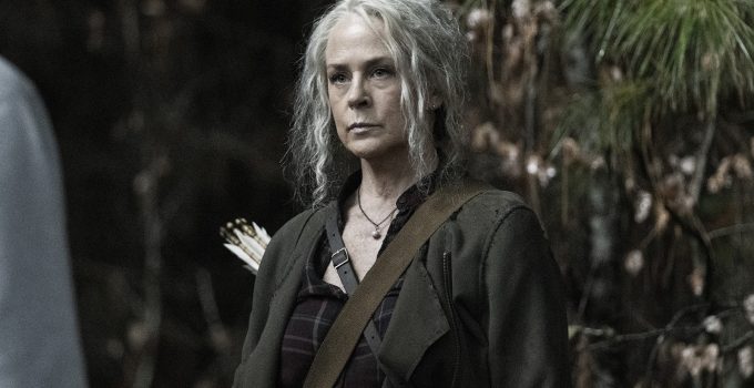 Carol conversando com alguém em cena do episódio 20 da 11ª temporada de The Walking Dead.