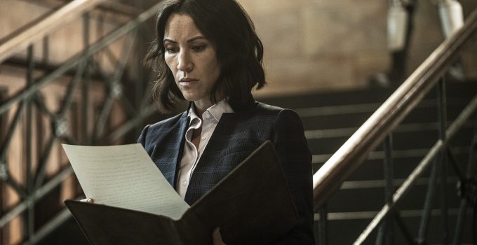 Yumiko lendo o discurso que Pamela preparou para ela ler para o povo de Commonwealth em cena do episódio 20 da 11ª temporada de The Walking Dead.