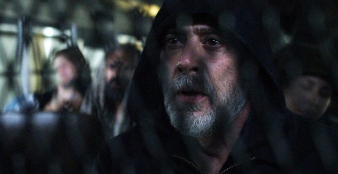 Negan como prisioneiro no ônibus de Commonwealth no episódio 21 da 11ª temporada de The Walking Dead.