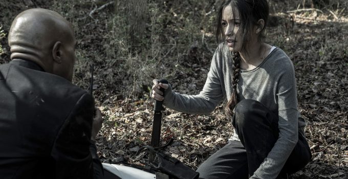 Rosita segurando o facão e conversando com Gabriel em cena do episódio 21 da 11ª temporada de The Walking Dead.