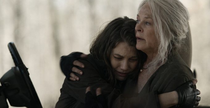 Carol abraçando Maggie enquanto ela chora em cena do episódio 21 da 11ª temporada de The Walking Dead.