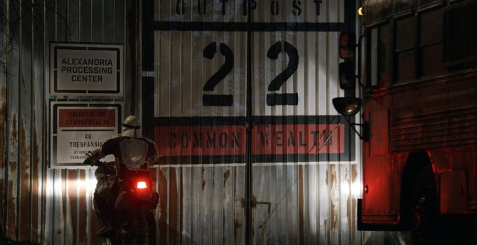 Soldado de Commonwealth em uma moto em frente aos portões de Alexandria que agora é considerado o Posto Avançado 22 em cena do episódio 21 da 11ª temporada de The Walking Dead.