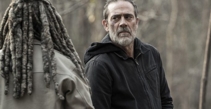 Negan conversando com Ezekiel em cena do episódio 22 da 11ª temporada de The Walking Dead.