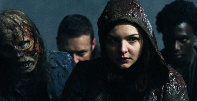 Lydia, Aaron e Elijah andando entre os zumbis em cena do episódio 22 da 11ª temporada de The Walking Dead.