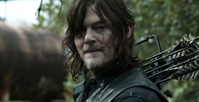Daryl com sua besta em cena do episódio 23 da 11ª temporada de The Walking Dead.