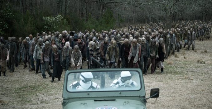 Horda de zumbis sendo guiada pelos soldados de Commonwealth com Aaron, Lydia, Elijah, Luke e Jules infiltrados nela em cena do episódio 23 da 11ª temporada de The Walking Dead.