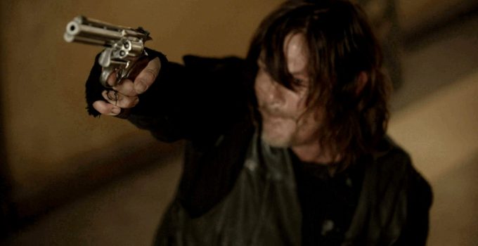 Daryl apontando o revólver para alguém em cena do episódio 23 da 11ª temporada de The Walking Dead.