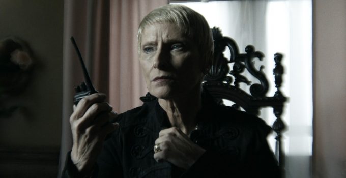 Pamela Milton segurando um rádio preocupada em cena do episódio 23 da 11ª temporada de The Walking Dead.