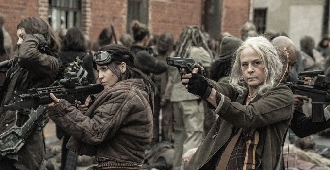 Gabriel, Carol, Princesa, Maggie e os outros com suas armas cercados pela horda de Walkers em cena do episódio 24 da 11ª temporada de The Walking Dead.