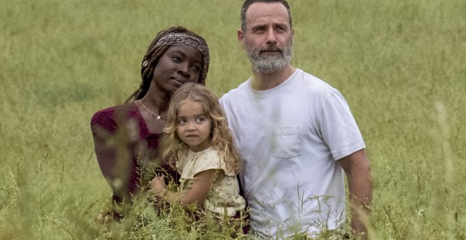 Rick, Michonne e Judith quando era mais nova em um campo em cena do episódio 1 da 9ª temporada de The Walking Dead.
