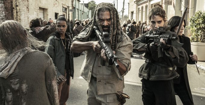 Ezekiel, Magna e Kelly apontando suas armas em meio aos walkers em cena do último episódio de The Walking Dead.