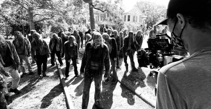 Horda de zumbis nos bastidores de gravações da 11ª temporada de The Walking Dead.