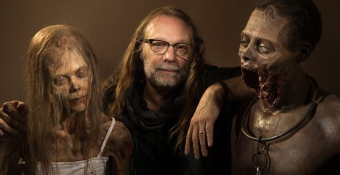 Diretor Greg Nicotero ao lado de dois zumbis de The Walking Dead em ensaio promocional.