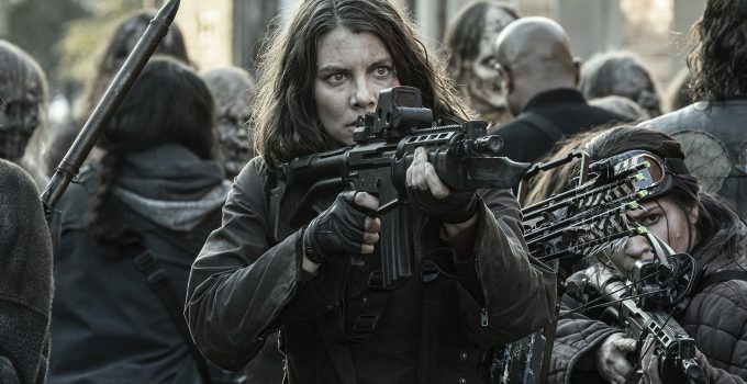 Maggie e Princesa armadas e cercada por walkers em cena do episódio 23 da 11ª temporada de The Walking Dead.