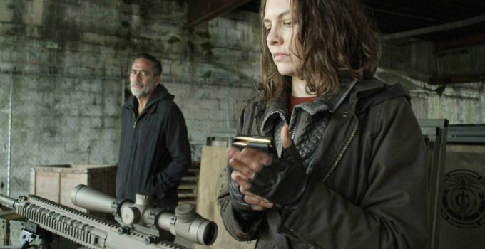 Maggie preparando sua arma enquanto Negan a observa em cena do episódio 24 da 11ª temporada de The Walking Dead.