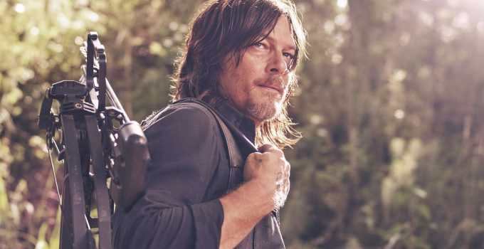 Norman Reedus como Daryl Dixon segurando sua besta nas costas em imagem promocional de The Walking Dead.