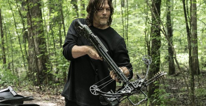 Norman Reedus como Daryl Dixon segurando sua besta no episódio 10 da 11ª temporada de The Walking Dead.