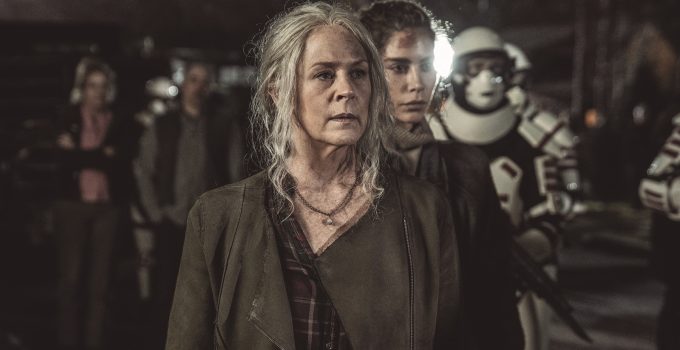 Carol e Magna olhando para algo ou alguém em cena do último episódio da 11ª temporada de The Walking Dead.