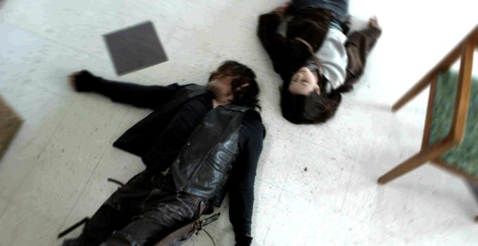 Daryl e Judith caídos no chão do hospital em cena do último episódio de The Walking Dead.