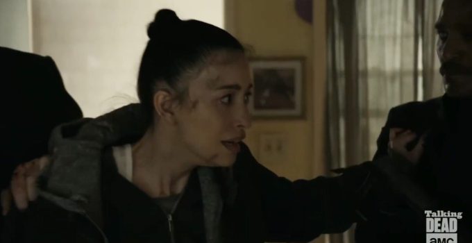 Rosita desesperada se segurando em Gabriel e Eugene em cena do episódio 24 da 11ª temporada de The Walking Dead.