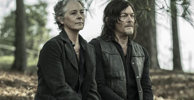 Carol e Daryl sentados conversando em cena do último episódio de The Walking Dead.
