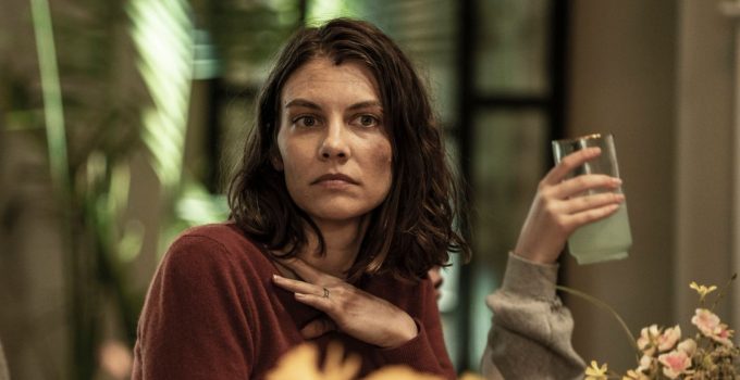 Maggie observando em cena do episódio 24 da 11ª temporada de The Walking Dead.