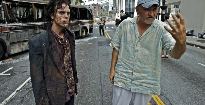 O showrunner Frank Darabont nos bastidores do primeiro episódio de The Walking Dead mostrando como um zumbi precisa atuar na cena.