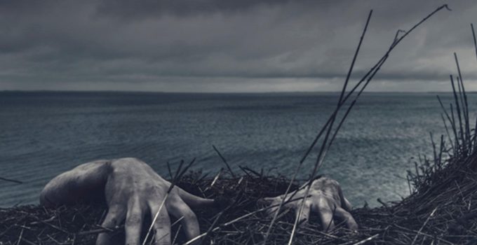 Mãos de zumbis no chão fazendo referência a The Walking Dead.