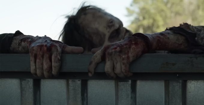 Walker variante escalando muro em cena do trailer dos últimos episódios de The Walking Dead.