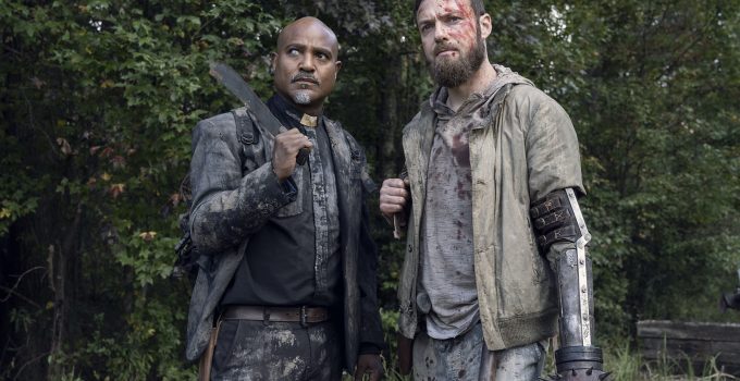 Gabriel e Aaron juntos na floresta em cena de episódio da 10ª temporada de The Walking Dead.