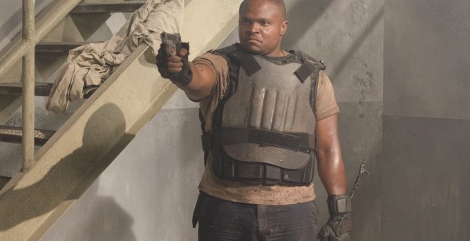 T-Dog na prisão apontando uma arma falsa em cena do episódio 3 da 3ª temporada de The Walking Dead.