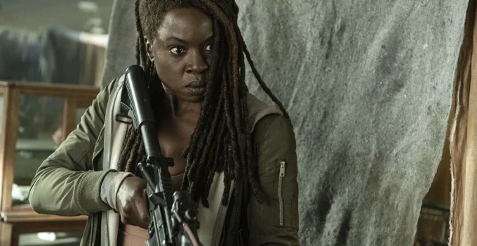 Michonne segurando uma arma e olhando atenta para algo ou alguém em cena de The Walking Dead: The Ones Who Live.