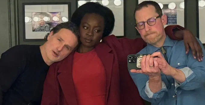 Andrew Lincoln (Rick), Danai Gurira (Michonne) e Scott M. Gimple em foto pessoal no espelho durante bastidores da premiere de The Walking Dead: The Ones Who Live em New York.