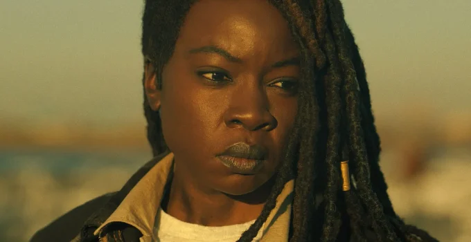 Michonne observando a CRM em cena do Episódio 2 de The Walking Dead: The Ones Who Live.