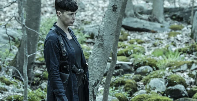 Jadis na floresta e armada em cena de The Walking Dead: The Ones Who Live.