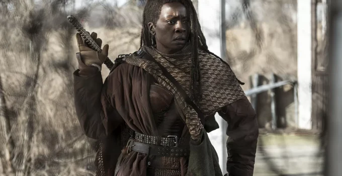 Michonne com seu novo traje e pronta para pegar sua katana em imagem promocional de The Walking Dead: The Ones Who Live.