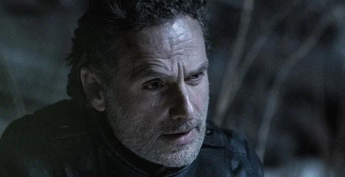 Rick Grimes encarando alguém em cena do episódio 1 da 1ª temporada de The Walking Dead: The Ones Who Live.