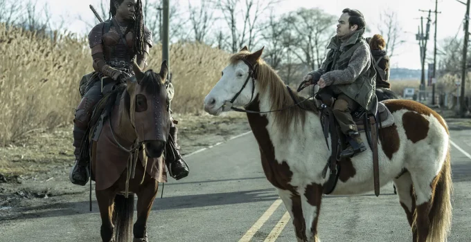 Michonne e Nat montados em seus cavalos em cena do Episódio 2 de The Walking Dead: The Ones Who Live.