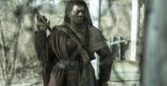 Michonne preparada para pegar sua katana e olhando para algo ou alguém em cena do Episódio 2 de The Walking Dead: The Ones Who Live.