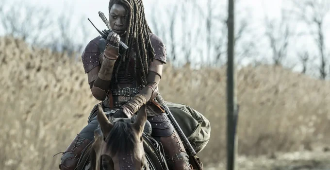 Michonne falando com alguém pelo rádio e montada em seu cavalo em cena do Episódio 2 de The Walking Dead: The Ones Who Live.