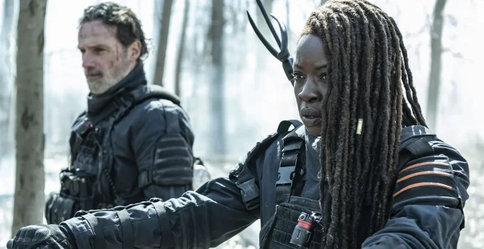 Michonne e Rick na floresta prontos para colocarem a bomba no local em cena do Episódio 3 de The Walking Dead: The Ones Who Live.