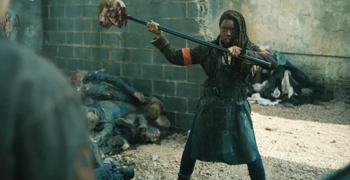 Michonne com sua arma de consignatária após eliminar um zumbi em cena do Episódio 3 de The Walking Dead: The Ones Who Live.