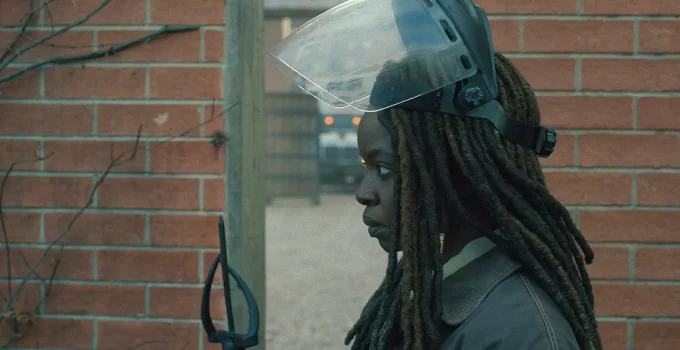Michonne como consignatária da CRM em cena do Episódio 3 de The Walking Dead: The Ones Who Live.