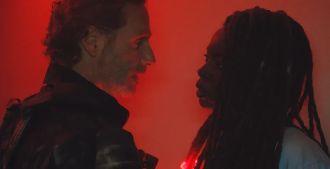 Rick e Michonne se olhando em cena do Episódio 4 de The Walking Dead: The Ones Who Live.