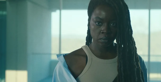 Michonne olhando para algo ou alguém em cena do Episódio 4 de The Walking Dead: The Ones Who Live.