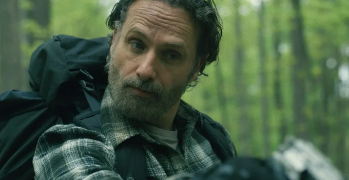 Rick apontando sua arma para alguém em cena do Episódio 5 de The Walking Dead: The Ones Who Live.