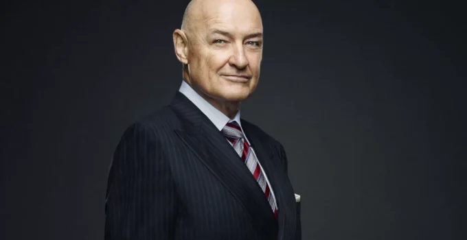 O ator Terry O'Quinn de terno em ensaio fotográfico desconhecido.