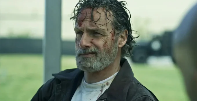 Rick Grimes sujo de sangue e conversando com alguém em cena do trailer de The Walking Dead: The Ones Who Live.