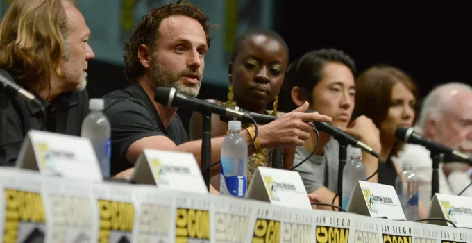 Elenco de The Walking Dead durante painel da série na San Diego Comic-Con 2013.